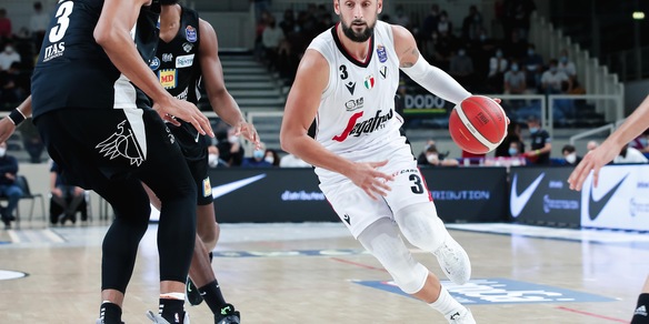 V.Bologna ok all'esordio. Bene Sassari e Venezia, ko la Fortitudo