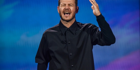 Cattelan risponde ai critici: "Le pernacchie sono solo aria"