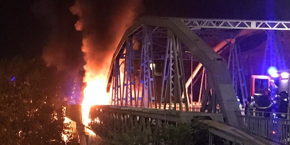 Roma, incendio nella notte: crolla il Ponte di Ferro