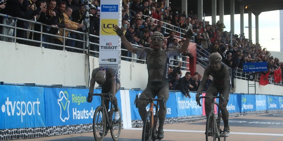 Parigi-Roubaix, trionfo italiano con Colbrelli: non accadeva da 22 anni