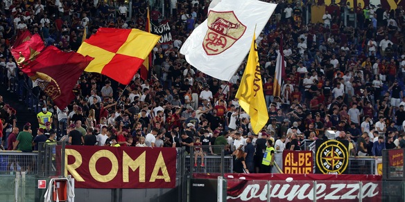 L’inno della Roma a rischio multa, i tifosi all’Olimpico lo cantano senza base