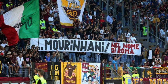 Roma, striscione per Mou. Il tecnico: “Stadio bellissimo, ma peggior campo della A”
