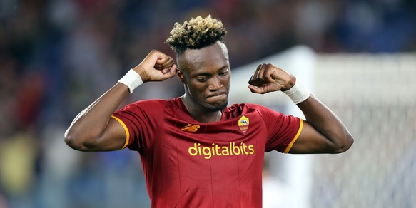 Abraham, che sfortuna: ha già colpito sei legni. E lui scherza: “Qualcuno può rimuoverli?”