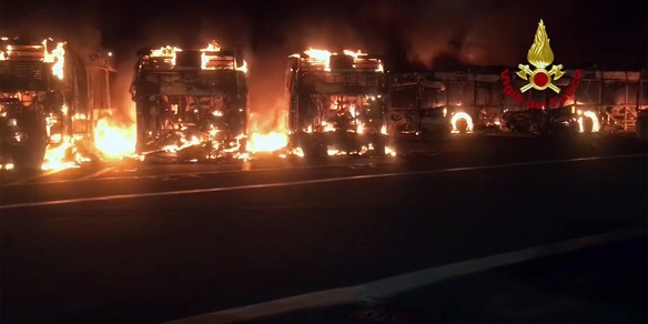 Roma, deposito Atac in fiamme: trenta bus distrutti