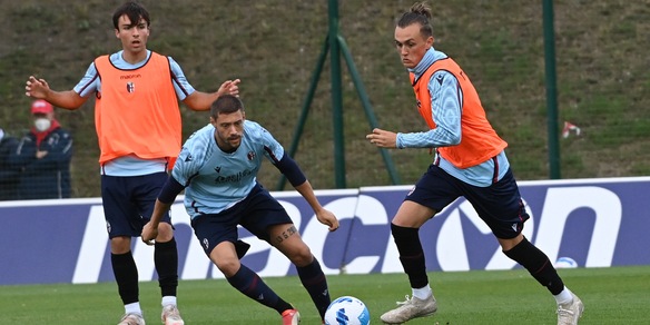 Bologna, allenamento congiunto con la Primavera