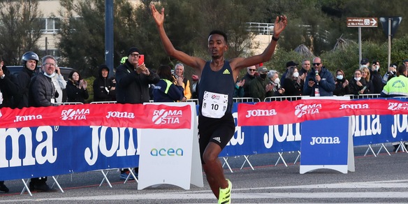 Adisa vince la Roma-Ostia, Meucci chiude secondo