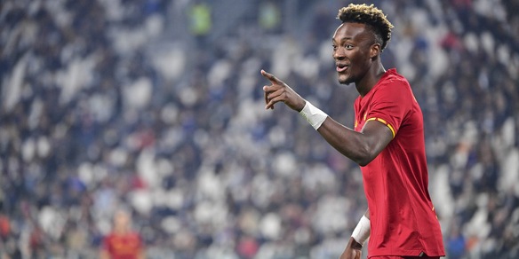 Roma, Veretout e Abraham si contendono il rigore: poi il francese lo sbaglia