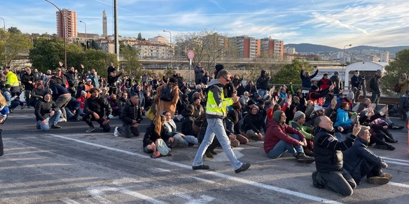 Green Pass, sgombero al porto di Trieste dopo idranti e lacrimogeni
