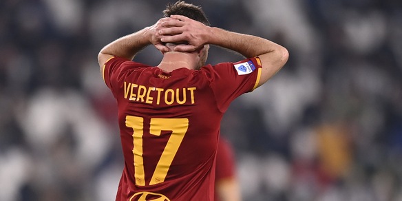 Roma, insulti social a Veretout. La moglie risponde: “Fate vomitare”