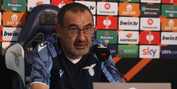 Sarri: "Io squalificato per un dito, ho visto mani sul collo non sanzionate"