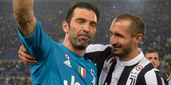 Juve, Buffon a Chiellini: "Non smettere di giocare"