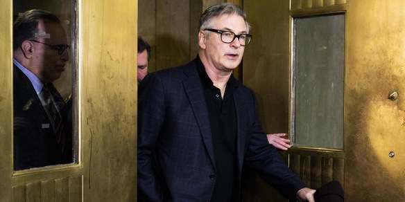 Rust, la sceneggiatrice contro Alec Baldwin: "Non aveva motivo di sparare"