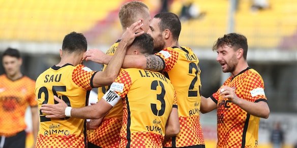 Serie B, il Benevento ne fa 3. Pari Lecce, Ternana pioggia di gol