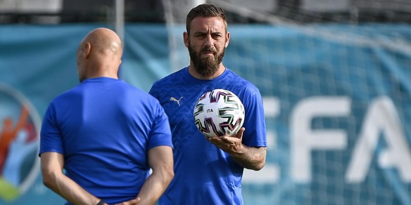 De Rossi scherza: "Patentino? Nuovo titolo di studio dopo la terza media"