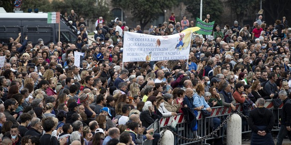 Roma, dottoressa aggredita in metro da manifestanti no Green Pass