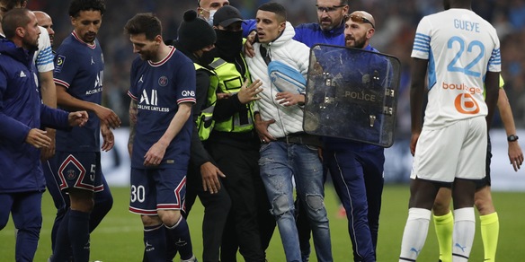 Clamoroso a Marsiglia: contropiede di Messi fermato da un tifoso