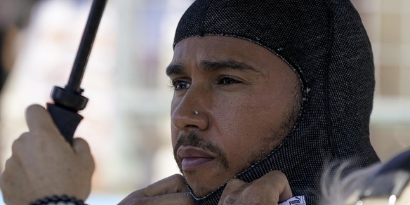 F1, Hamilton che sorpresa: si finge ingegnere per tre bambini