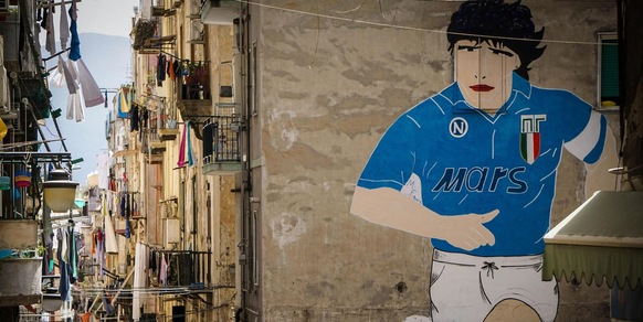 Napoli, cosa succede in città? La squadra è prima, ma lo stadio è semivuoto