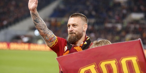 La Roma celebra i 20 anni dell'esordio di De Rossi