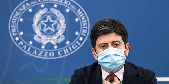 Speranza annuncia: "Il Green Pass resta, mascherine fondamentali"