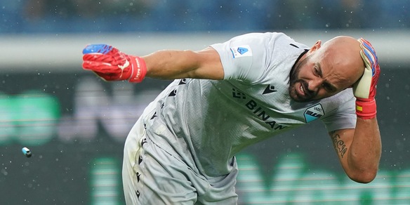 La Lazio sul caso Reina: “Chi tira monetine può stare allo stadio?”