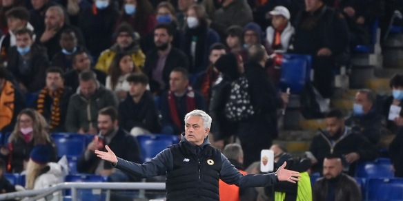 Roma, all'intervallo primi fischi dell'Olimpico alla squadra di Mourinho
