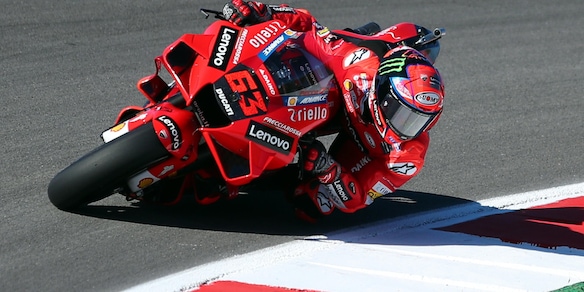 MotoGp, Gp Algarve: Pecco Bagnaia vince con la bandiera rossa, brutto incidente nel finale