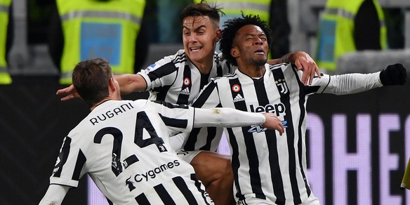 La Fiorentina non resiste in dieci: magia di Cuadrado, la Juve ride