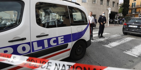 Francia, poliziotto aggredito con coltello "in nome del Profeta"