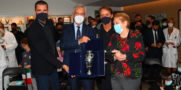 L’Italia in visita al Bambino Gesù di Roma con la Coppa di Wembley