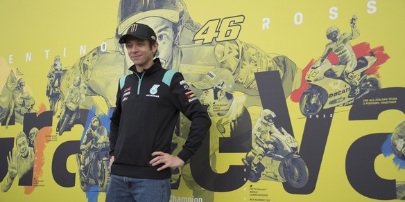 MotoGp, Rossi: "È l'anno dei grandi ritiri". E firma il murales a Valencia