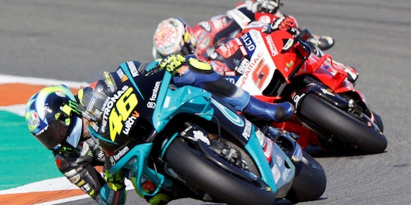 MotoGp, Rossi chiude la carriera con un 10° posto: grande festa a Valencia