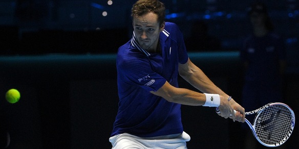 Atp Finals, Medvedev cede un set ma poi domina Hurkacz
