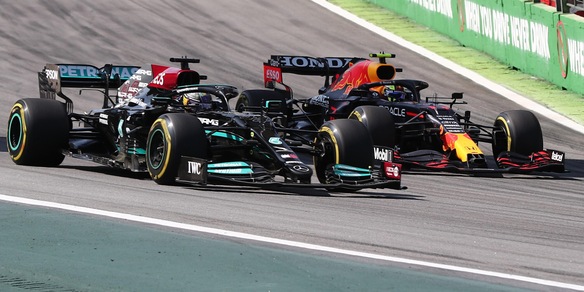 F1, Hamilton rimonta tutti in Brasile e trionfa davanti a Verstappen