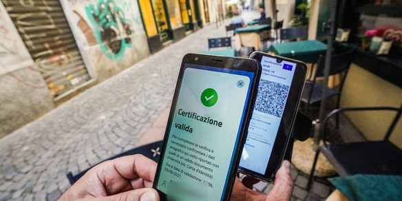 Green Pass più brevi, terza dose per tutti: il piano per salvare il Natale