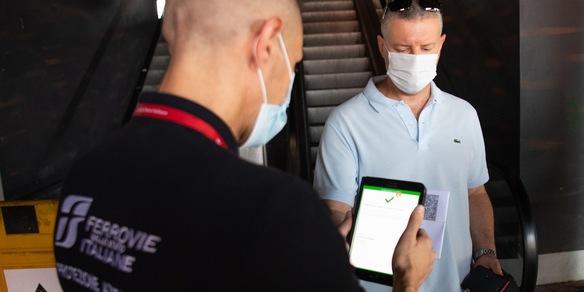 Covid, stretta sui trasporti: cosa cambia su treni, taxi e bus