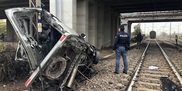 Incidente mortale a Parma: furgoncino sui binari si scontra con un treno