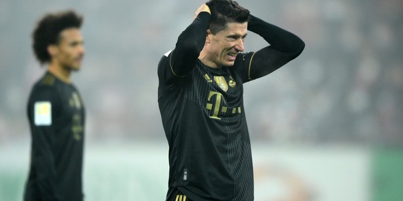 Bundesliga, Lewandowski segna ma il Bayern cade: impresa Augusta