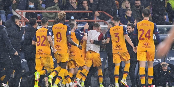 Roma, Felix segna a corre verso la panchina: ecco chi ha abbracciato