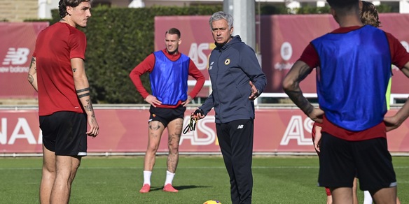 Roma, ancora fuori Viña e Calafiori. Mourinho studia il modulo anti Zorya