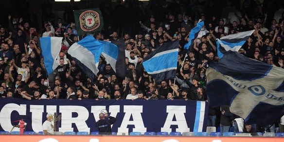 Napoli, c'è attesa per la Lazio. Dopo le curve, in esaurimento i Distinti