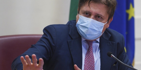Covid, Sileri: “Mascherine all’aperto in zona gialla e arancione”