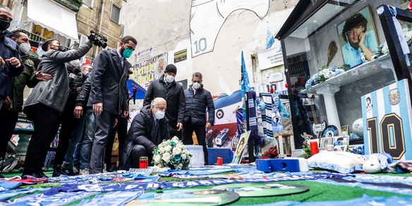 Napoli, De Laurentiis omaggia Maradona ai Quartieri Spagnoli: "Diego è eterno"
