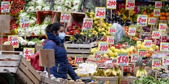 Lazio verso la zona gialla: a Roma obbligo di mascherina all'aperto