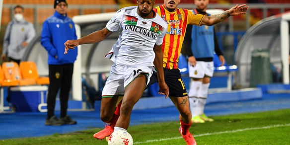 Serie B, Lecce-Ternana 3-3: Baroni frena in casa