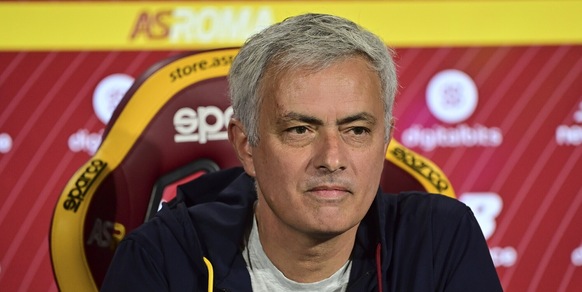 Roma, Mourinho: "Siamo in emergenza, Mancini può giocare a centrocampo"