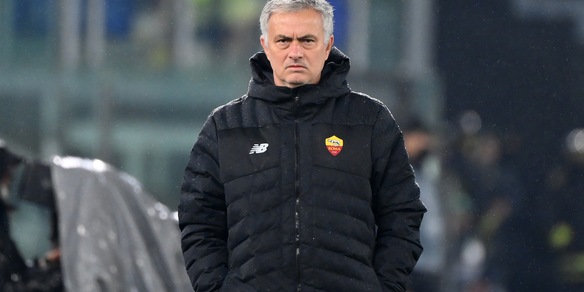 Mourinho: “Roma con la difesa a tre, Calafiori e Viña non sono pronti”