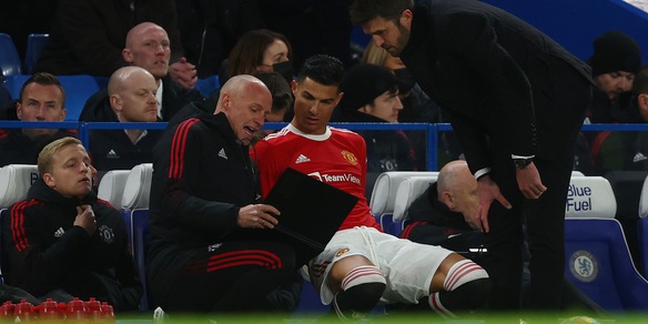 Chelsea-United 1-1 con Ronaldo in panchina. City ok: è a -1