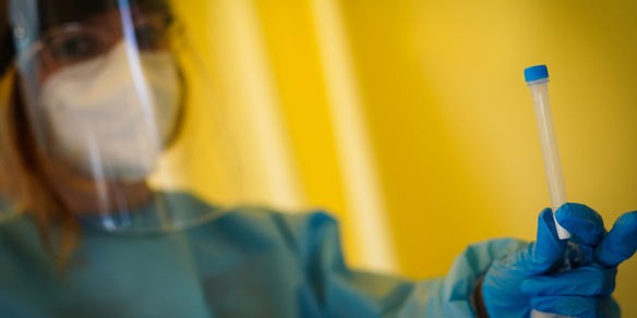 Variante Omicron in Italia: positivi moglie e figli del paziente zero