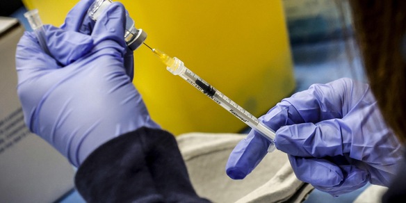 Gb, stretta sui vaccini: terza dose per tutti a tre mesi dalla seconda